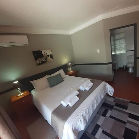 Oakwood Lodge Bloemfontein Zewnętrze zdjęcie A room at the Protea Hotel, Polokwane