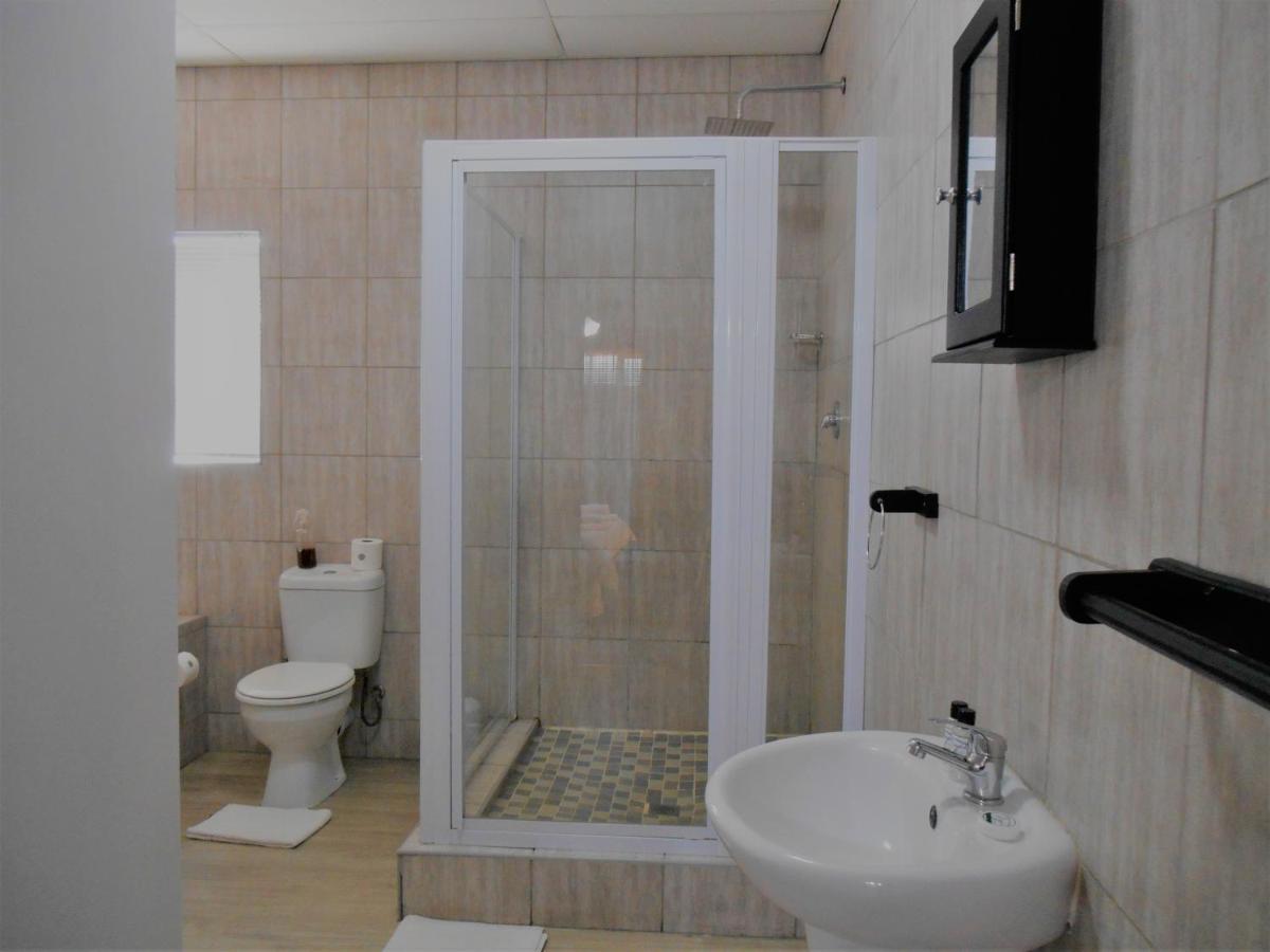 Oakwood Lodge Bloemfontein Zewnętrze zdjęcie A shower cubicle