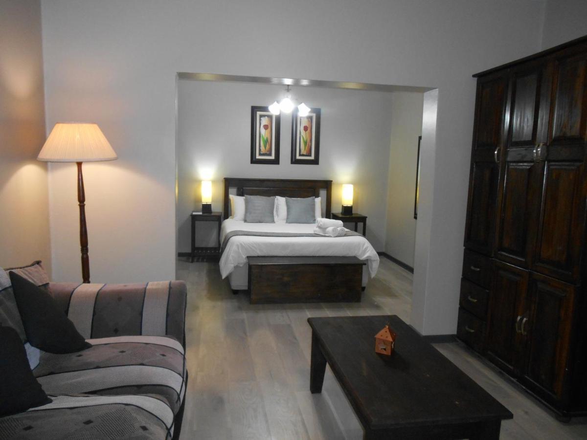 Oakwood Lodge Bloemfontein Zewnętrze zdjęcie A bedroom in a hotel