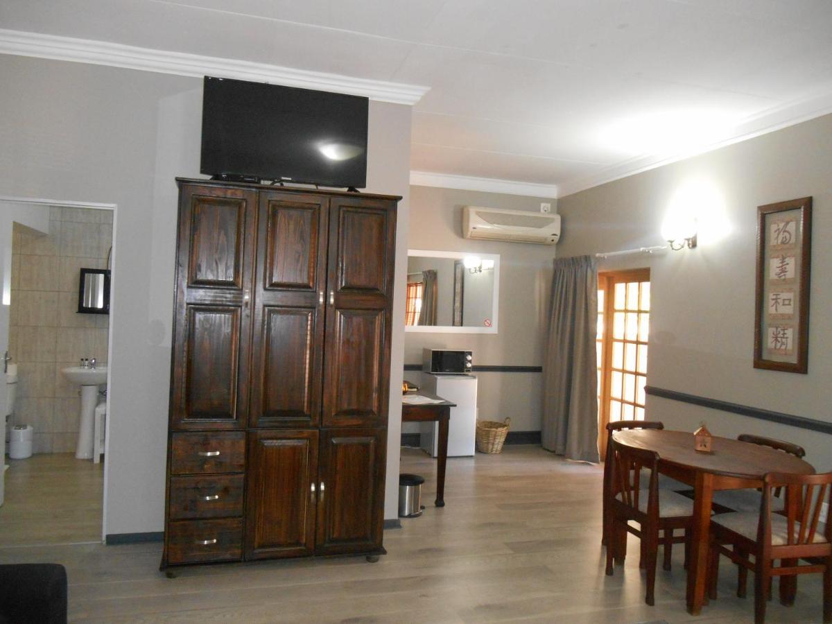 Oakwood Lodge Bloemfontein Zewnętrze zdjęcie A typical guest room at the hotel