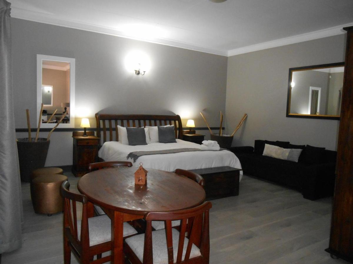 Oakwood Lodge Bloemfontein Zewnętrze zdjęcie A bedroom in a hotel