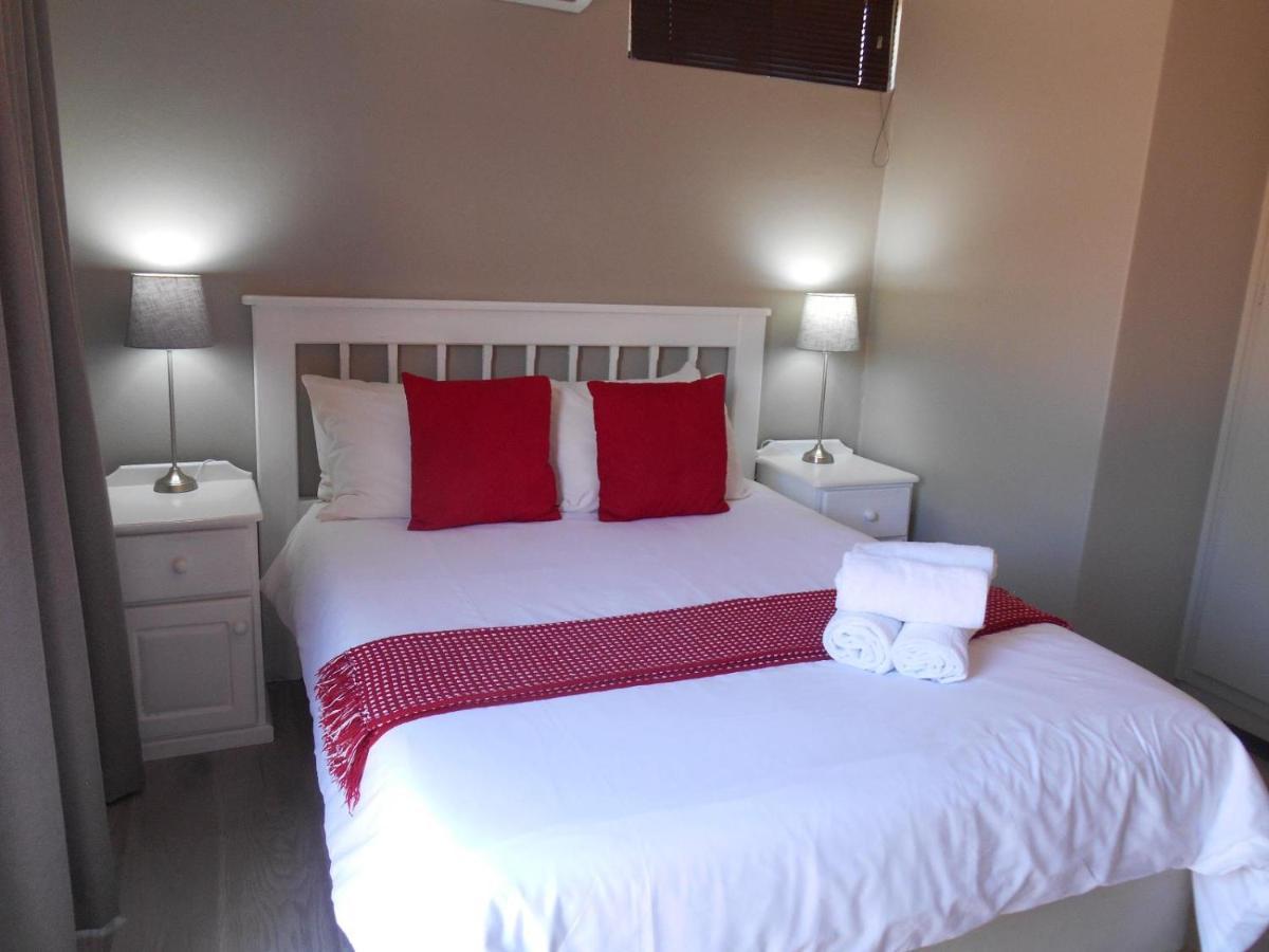 Oakwood Lodge Bloemfontein Zewnętrze zdjęcie A bedroom in a guest house