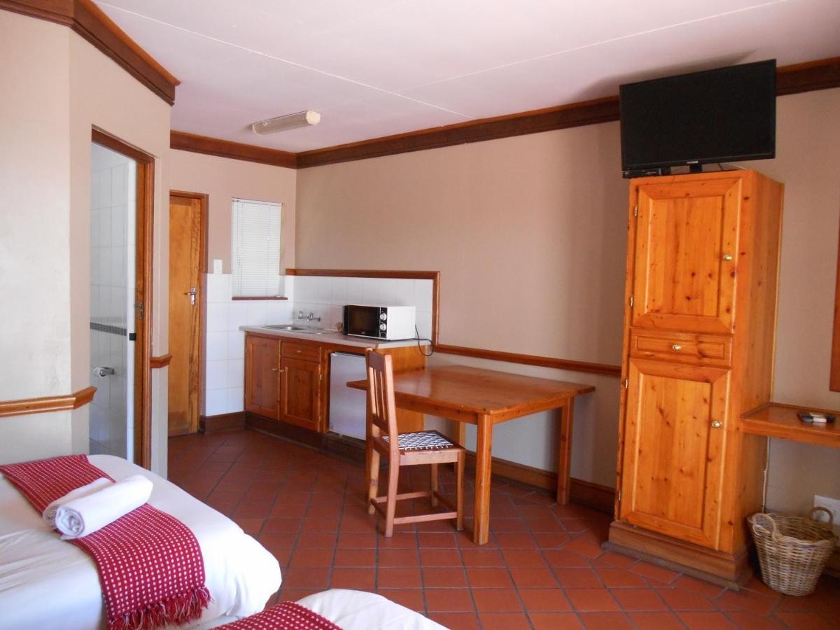 Oakwood Lodge Bloemfontein Zewnętrze zdjęcie A typical room at the hotel