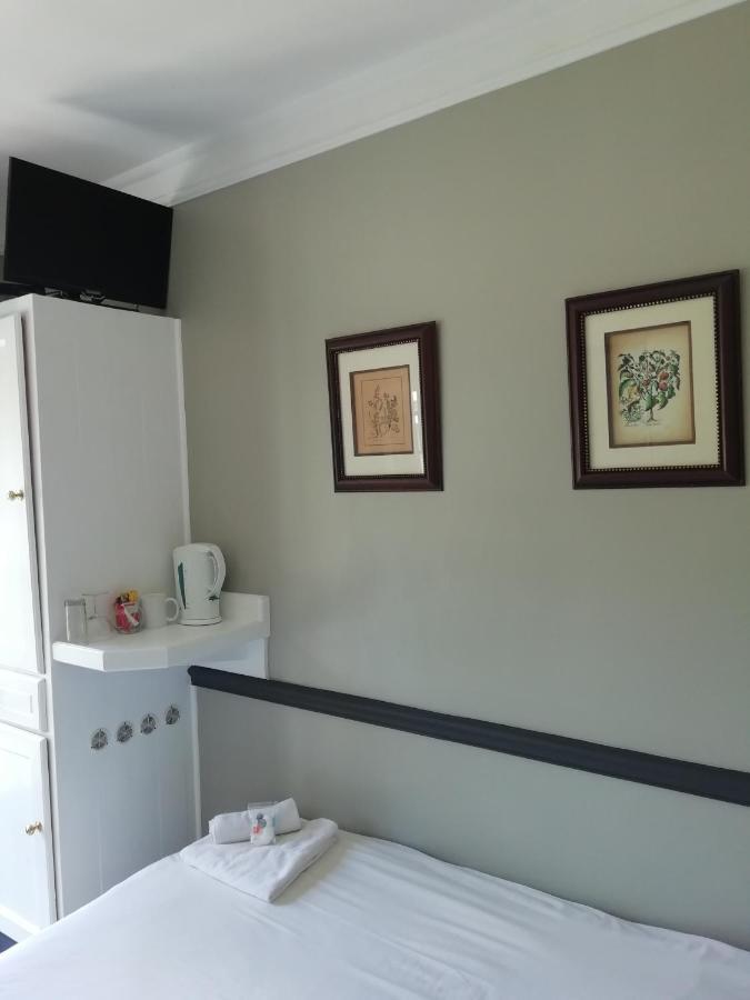 Oakwood Lodge Bloemfontein Zewnętrze zdjęcie A typical room at the hospital