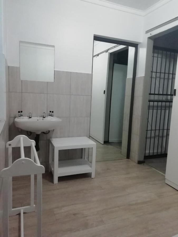 Oakwood Lodge Bloemfontein Zewnętrze zdjęcie A cell at the prison