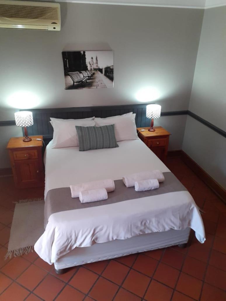 Oakwood Lodge Bloemfontein Zewnętrze zdjęcie A bedroom at the hotel