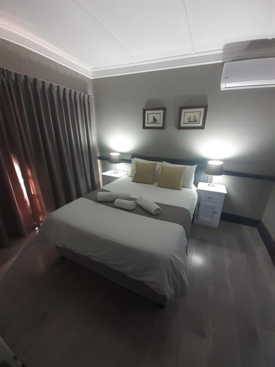 Oakwood Lodge Bloemfontein Zewnętrze zdjęcie A bedroom at the hotel