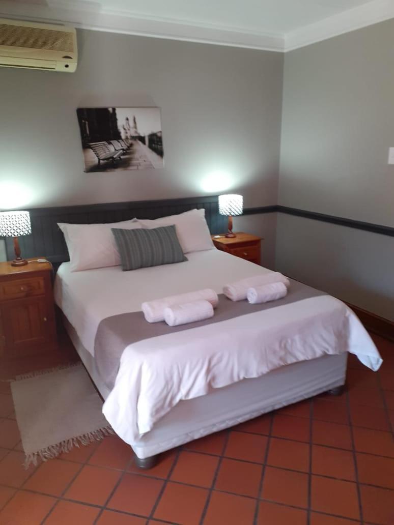 Oakwood Lodge Bloemfontein Zewnętrze zdjęcie A bedroom at the hotel