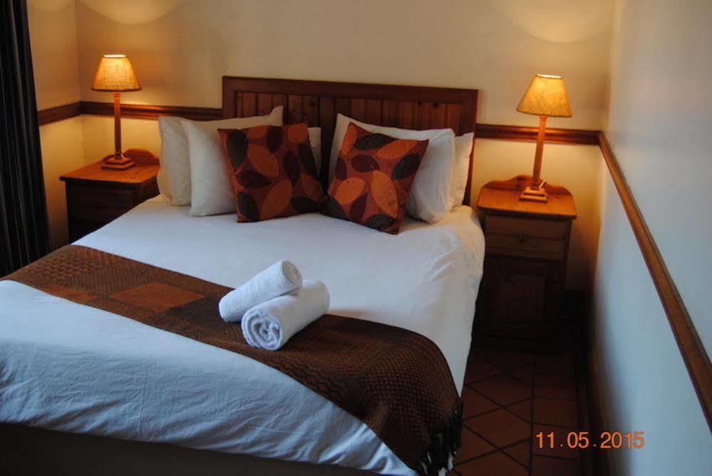 Oakwood Lodge Bloemfontein Zewnętrze zdjęcie A bedroom at the hotel
