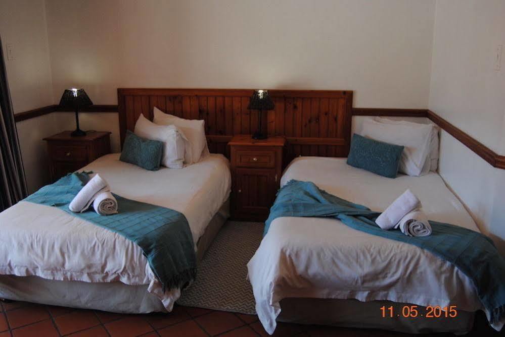 Oakwood Lodge Bloemfontein Zewnętrze zdjęcie A bedroom at the Protea Hotel, Port Elizabeth