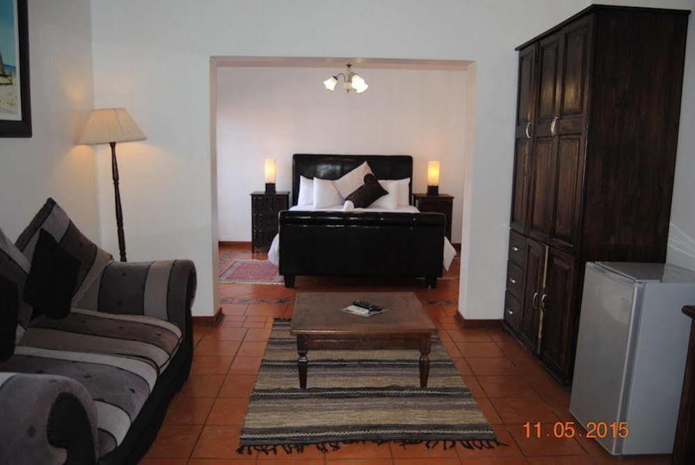 Oakwood Lodge Bloemfontein Zewnętrze zdjęcie A bedroom in a guest house in South Africa