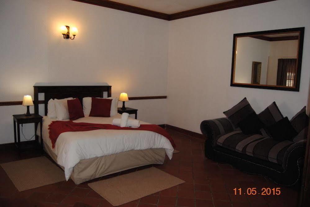 Oakwood Lodge Bloemfontein Zewnętrze zdjęcie A bedroom at the hotel