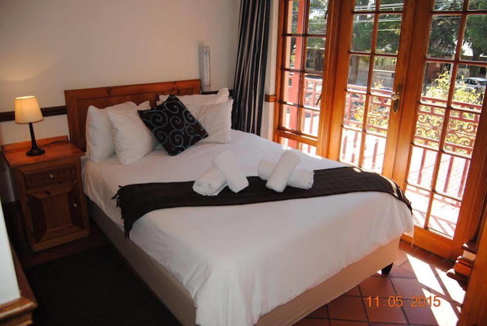Oakwood Lodge Bloemfontein Zewnętrze zdjęcie A guest room at the hotel