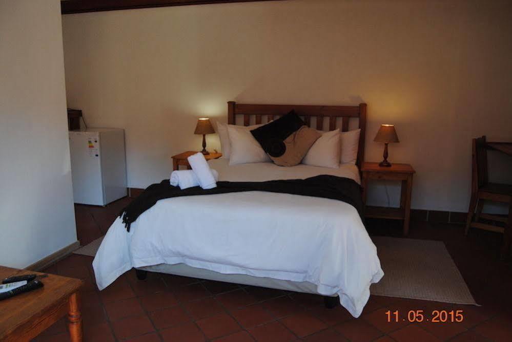 Oakwood Lodge Bloemfontein Zewnętrze zdjęcie A bedroom at the lodge
