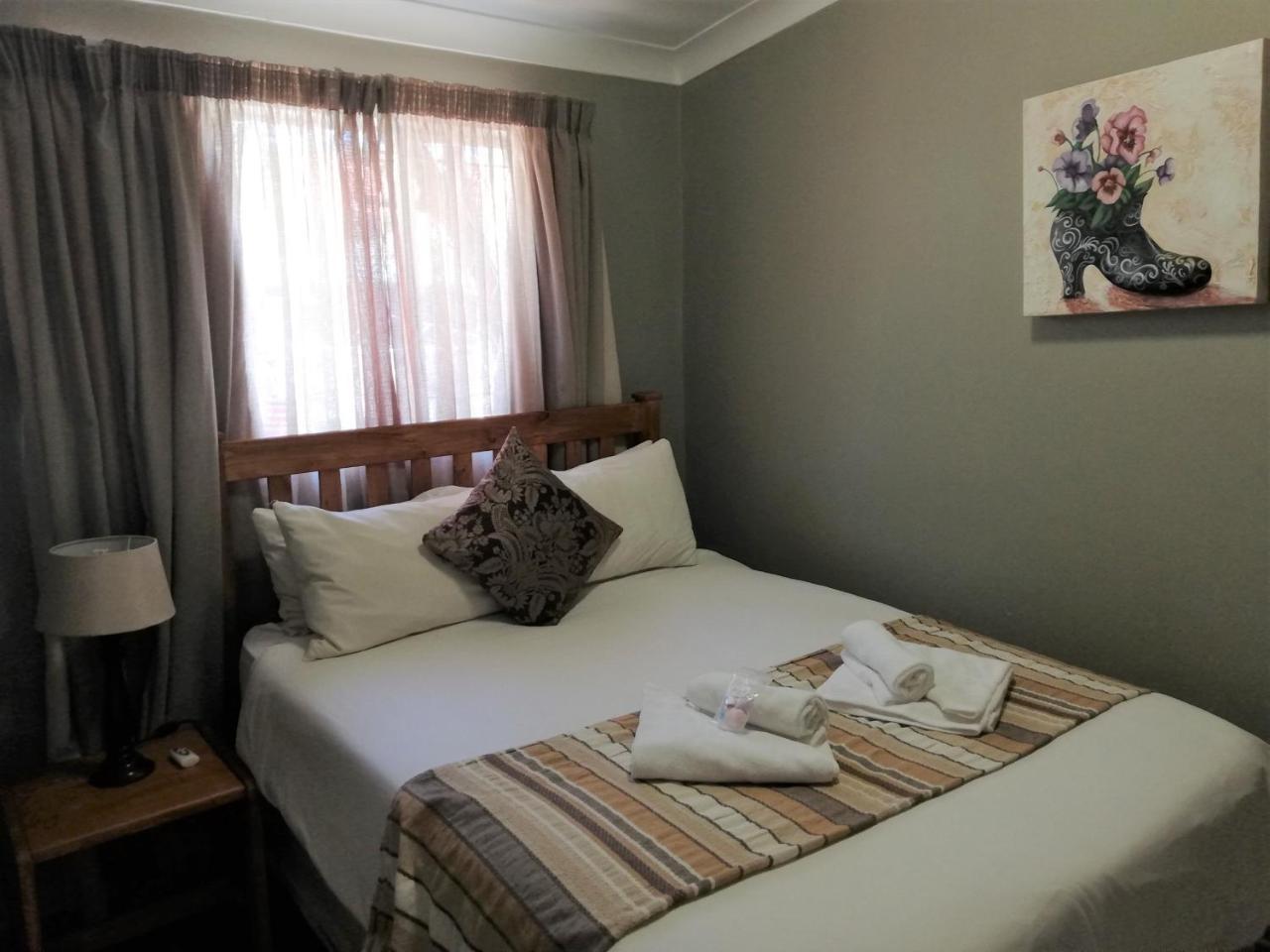 Oakwood Lodge Bloemfontein Zewnętrze zdjęcie A bedroom at the hotel
