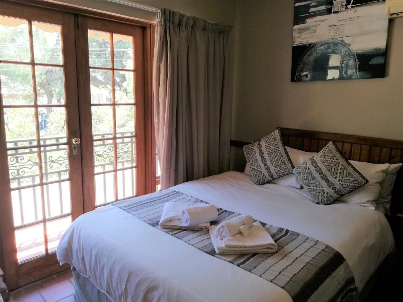 Oakwood Lodge Bloemfontein Zewnętrze zdjęcie A bedroom at the Protea Hotel, Stellenbosch